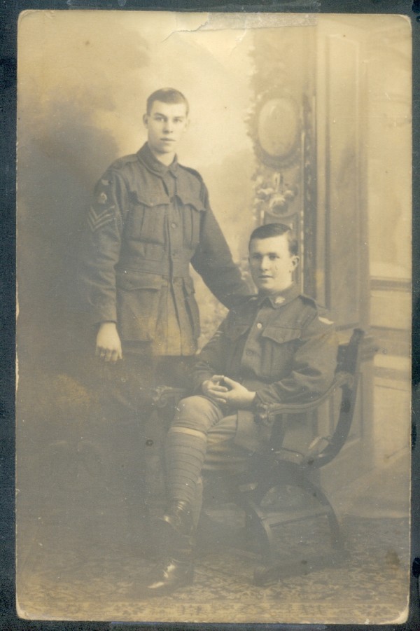 [Jim standing with fellow soldier], Photographie Gerizberg, Paris, 14 x 9 cm, 1917.
